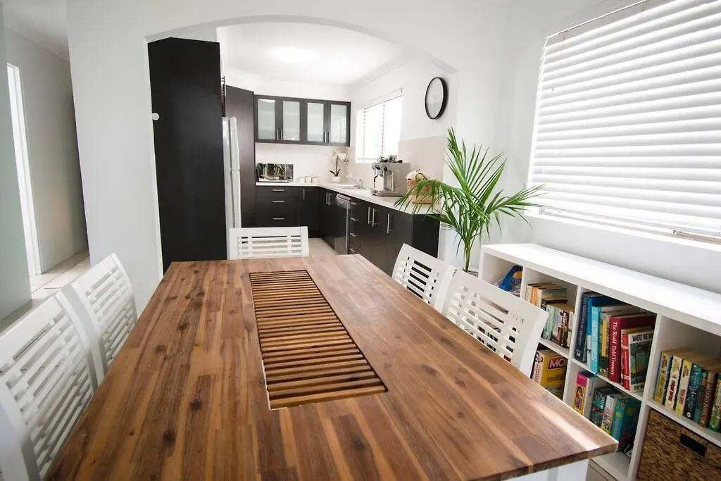 קלונדרה Callie Beach Escape - Beachside View, Family Friendly, Walk Everywhere דירה
