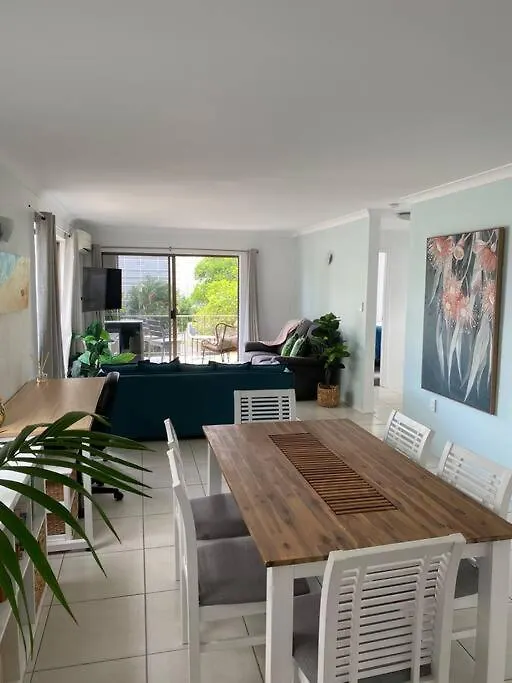 קלונדרה Callie Beach Escape - Beachside View, Family Friendly, Walk Everywhere דירה